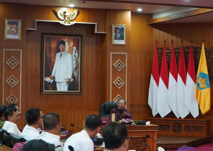 Gubernur Bali Wayan Koster memimpin rapat koordinasi penetapan Lahan Pertanian Pangan Berkelanjutan bersama kepala daerah se-Bali di Jayasabha Denpasar.
