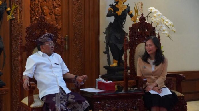 Gubernur Bali Wayan Koster menerima audiensi Publisher dan Chief Executive South China Morning Post Tammy Tam di Jayasabha, Denpasar, terkait undangan sebagai pembicara pada Nusa Dua Forum 2026