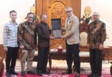 Bali Tuan Rumah ICANN87 2026, Koster Dorong Domain .Bali dan Aksara Bali Mendunia Gubernur Bali Wayan Koster menerima audiensi panitia ICANN87 bersama Prof. Hammam Riza di Jayasabha, Denpasar, membahas penyelenggaraan forum tata kelola internet dunia serta peluncuran domain .Bali.