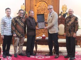 Bali Tuan Rumah ICANN87 2026, Koster Dorong Domain .Bali dan Aksara Bali Mendunia Gubernur Bali Wayan Koster menerima audiensi panitia ICANN87 bersama Prof. Hammam Riza di Jayasabha, Denpasar, membahas penyelenggaraan forum tata kelola internet dunia serta peluncuran domain .Bali.