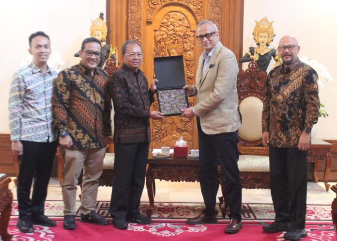 Gubernur Bali Wayan Koster menerima audiensi panitia ICANN87 bersama Prof. Hammam Riza di Jayasabha, Denpasar, membahas penyelenggaraan forum tata kelola internet dunia serta peluncuran domain .Bali.
