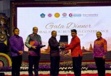 Koster Dukung GHBC 2026, Bali Siap Jadi Pusat Jejaring Bisnis Global Umat Hindu Gubernur Bali Wayan Koster menerima delegasi Global Hindu Business Conference 2026 pada Gala Dinner di Jaya Sabha Denpasar.