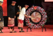 Pesta Kesenian Bali 2026 Pecahkan Rekor, Koster: Pengunjung Tembus 1,82 Juta dan Omzet Rp16,3 Miliar Gubernur Bali Wayan Koster menutup Pesta Kesenian Bali XLVIII Tahun 2026 di Panggung Terbuka Ardha Candra Denpasar