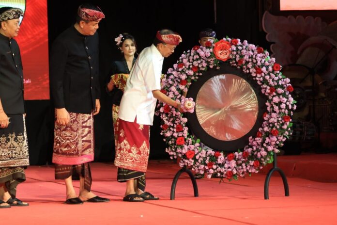 Gubernur Bali Wayan Koster menutup Pesta Kesenian Bali XLVIII Tahun 2026 di Panggung Terbuka Ardha Candra Denpasar