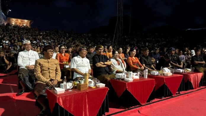 Gubernur Bali Wayan Koster menyaksikan Parade Gong Kebyar Dewasa PKB XLVIII 2026 di Panggung Terbuka Ardha Candra Denpasar bersama Duta Gianyar dan Badung.