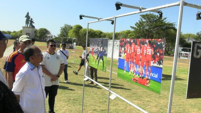 Gubernur Bali Wayan Koster menyaksikan pertandingan Argentina melawan Swiss pada acara nonton bareng Piala Dunia 2026 di Peninsula ITDC Nusa Dua, Badung, bersama ratusan masyarakat dan wisatawan.