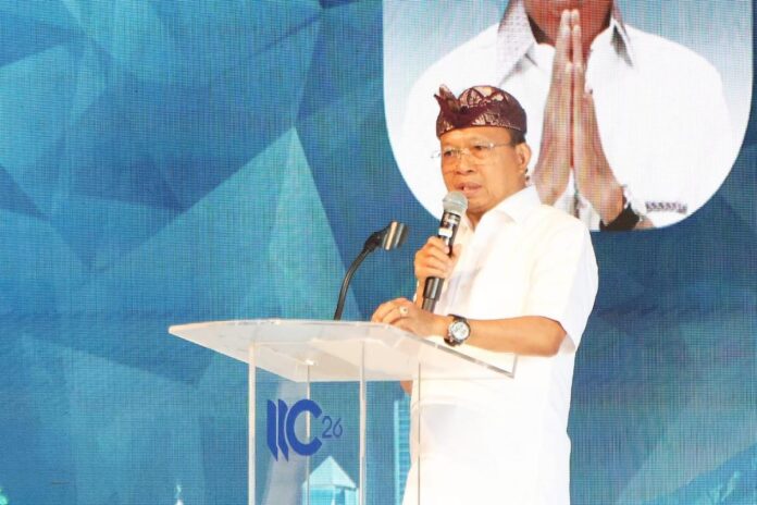 Gubernur Bali Wayan Koster menyampaikan sambutan pada Indonesia Insolvency Conference 2026 di The Meru Sanur mengenai pentingnya kepastian hukum untuk mendukung investasi dan pembangunan Bali.