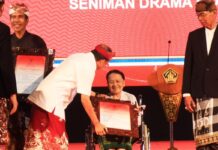 Koster Berikan Penghargaan Adi Sewaka Nugraha kepada 12 Seniman Bali pada Penutupan PKB 2026 Gubernur Bali Wayan Koster menyerahkan Penghargaan Adi Sewaka Nugraha kepada seniman dan budayawan Bali pada penutupan Pesta Kesenian Bali 2026.