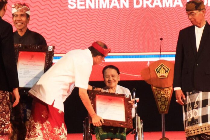 Gubernur Bali Wayan Koster menyerahkan Penghargaan Adi Sewaka Nugraha kepada seniman dan budayawan Bali pada penutupan Pesta Kesenian Bali 2026.