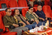 Gubernur Koster Saksikan Teater “Di Bawah Pohon Sukun”, Kisah Pengasingan Soekarno Memukau Penonton FSBJ VIII 2026 Gubernur Bali Wayan Koster menyaksikan pementasan teater Di Bawah Pohon Sukun pada Festival Seni Bali Jani VIII 2026 di Gedung Ksirarnawa Denpasar.