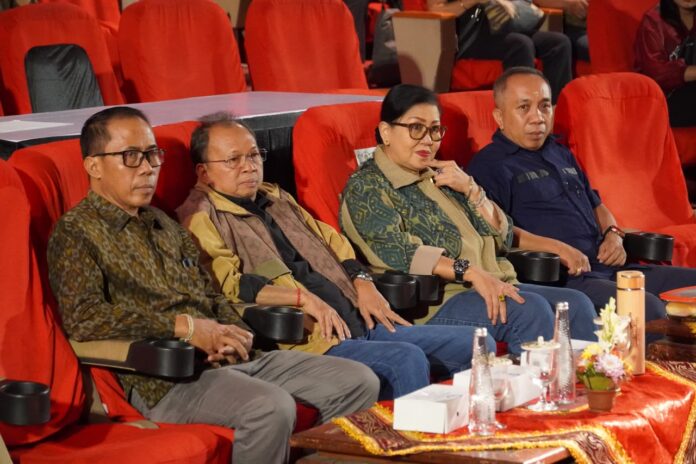 Gubernur Bali Wayan Koster menyaksikan pementasan teater Di Bawah Pohon Sukun pada Festival Seni Bali Jani VIII 2026 di Gedung Ksirarnawa Denpasar.