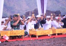 Gubernur Koster Tegaskan Batur Sumber Peradaban Tertua Bali, Warisan Leluhur Harus Dijaga Gubernur Bali Wayan Koster menghadiri upacara Melaspas Purwa Mandala Pura Ulun Danu Batur dan Desa Adat Batur di Kintamani, Bangli, serta menegaskan pentingnya menjaga Batur sebagai sumber peradaban dan kesucian Bali
