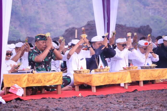 Gubernur Bali Wayan Koster menghadiri upacara Melaspas Purwa Mandala Pura Ulun Danu Batur dan Desa Adat Batur di Kintamani, Bangli, serta menegaskan pentingnya menjaga Batur sebagai sumber peradaban dan kesucian Bali