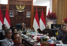 Gubernur Koster: Literasi Keuangan Jadi Kunci SDM Bali Unggul, Rekening Pelajar Tembus 104 Ribu Gubernur Bali Wayan Koster memaparkan program literasi keuangan untuk meningkatkan kualitas SDM Bali dalam Seleksi Financial Literacy Award 2026 di Jayasabha Denpasar