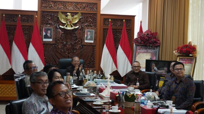 Gubernur Bali Wayan Koster memaparkan program literasi keuangan untuk meningkatkan kualitas SDM Bali dalam Seleksi Financial Literacy Award 2026 di Jayasabha Denpasar