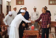 Gubernur Koster Dukung Penuh Karya Tawur Agung Manca Wali Krama Pura Ulun Danu Batur 2026 Gubernur Bali Wayan Koster menerima audiensi panitia Karya Tawur Agung Manca Wali Krama Pura Ulun Danu Batur di Jayasabha Denpasar.