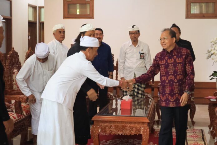 Gubernur Bali Wayan Koster menerima audiensi panitia Karya Tawur Agung Manca Wali Krama Pura Ulun Danu Batur di Jayasabha Denpasar.