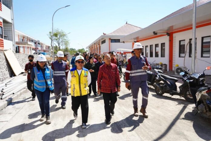 Gubernur Wayan Koster meninjau pembangunan Sekolah Rakyat Terintegrasi di Tulamben Kabupaten Karangasem.