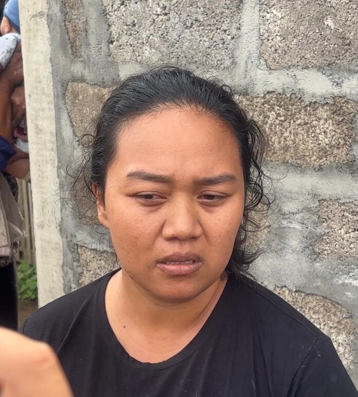 Istri salah satu tersangka kasus pengeroyokan terduga pencuri ayam di Banjar Dinas Juwuk Legi, Desa Batunya, Kecamatan Baturiti, Tabanan, menceritakan kronologi awal kejadian serta berharap suami dan mertuanya mendapat keadilan dalam proses hukum yang sedang berlangsung.