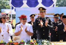 HUT Bhayangkara ke-80, Polres Tabanan Perkuat Sinergi Menuju Indonesia Emas Kapolres Tabanan AKBP I Putu Bayu Pati bersama Bupati Tabanan I Komang Gede Sanjaya menghadiri upacara HUT Bhayangkara ke-80 di Lapangan Alit Saputra, Tabanan