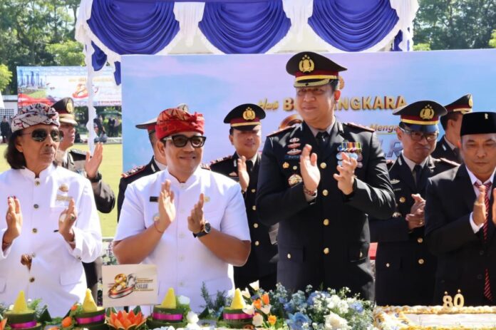 Kapolres Tabanan AKBP I Putu Bayu Pati bersama Bupati Tabanan I Komang Gede Sanjaya menghadiri upacara HUT Bhayangkara ke-80 di Lapangan Alit Saputra, Tabanan
