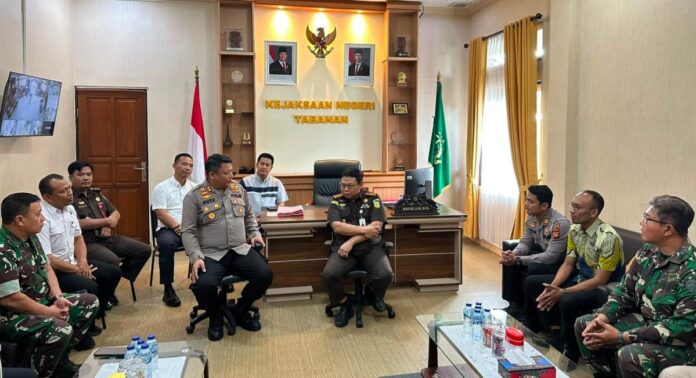 Kapolres Tabanan bersama Kodim 1619 melakukan silaturahmi dengan Kepala Kejaksaan Negeri Tabanan untuk memperkuat sinergi penegakan hukum di Kabupaten Tabanan