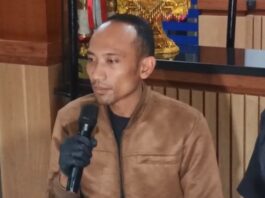 Polres Tabanan Dalami Kasus Pengeroyokan di Baturiti Kasat Reskrim Polres Tabanan AKP Made Teddy Satria Permana memberikan keterangan pers terkait perkembangan penyidikan kasus pengeroyokan yang menewaskan terduga pelaku pencurian ayam di Desa Batunya, Kecamatan Baturiti.