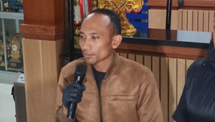Kasat Reskrim Polres Tabanan AKP Made Teddy Satria Permana memberikan keterangan pers terkait perkembangan penyidikan kasus pengeroyokan yang menewaskan terduga pelaku pencurian ayam di Desa Batunya, Kecamatan Baturiti.