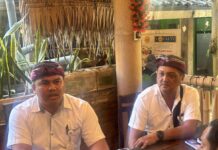 Gebyar Sambungan Air Minum Perumda TAB Tabanan Disambut Antusias, Warga Beralih dari Sumur Bor Kasubag Humas Perumda Tirta Amertha Buana (TAB), Putu Wahyu Untung Suardana, didampingi Plt. Kepala Bagian Langganan Putu Juniarta
