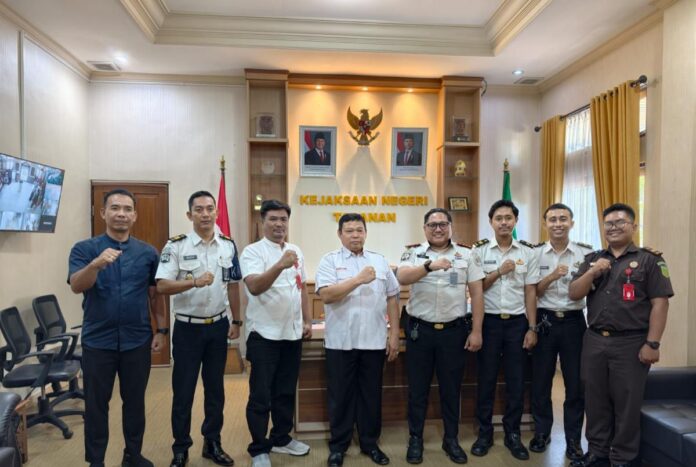 Kepala Lapas Kelas IIB Tabanan Prawira Hadiwidjojo bersama Kepala Kejaksaan Negeri Tabanan Medie dan jajaran saat melakukan pertemuan koordinasi untuk memperkuat layanan hukum bagi Warga Binaan.