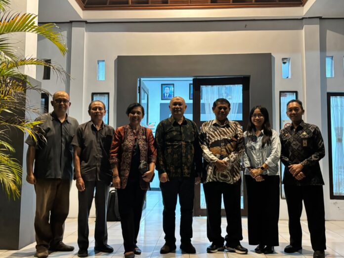 Ketua Bawaslu Kabupaten Tabanan I Ketut Narta bersama jajaran Bawaslu melakukan koordinasi dengan Rektor Universitas Tabanan untuk memperkuat pendidikan demokrasi dan pengawasan partisipatif mahasiswa