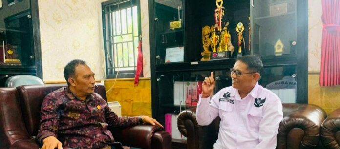 Ketua Bawaslu Tabanan I Ketut Narta bersama Ketua DPRD Tabanan I Nyoman Arnawa saat audiensi membahas penguatan demokrasi dan pengawasan pemilu di Kantor DPRD Tabanan.