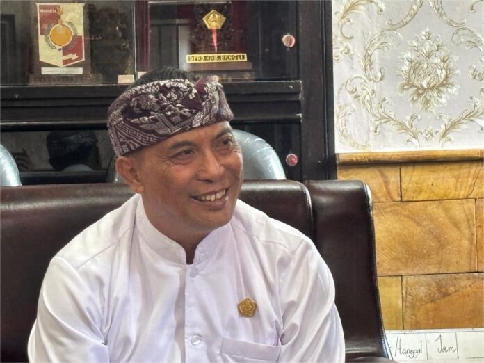 Ketua DPRD Tabanan I Nyoman Arnawa memberikan keterangan kepada awak media usai Rapat Paripurna DPRD terkait desakan tes urine bagi ASN dan PPPK.