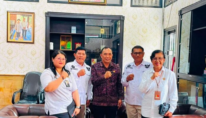 Ketua DPRD Kabupaten Tabanan I Nyoman Arnawa menerima audiensi jajaran Bawaslu Tabanan untuk memperkuat sinergi pengawasan pemilu dan pendidikan demokrasi di Kantor DPRD Tabanan.
