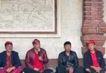 Ketua DPRD Tabanan Minta Warga Juwuk Legi Tahan Diri dan Hormati Proses Hukum Ketua DPRD Tabanan I Nyoman Arnawa bertemu warga Juwuk Legi di Baturiti untuk mengajak masyarakat menjaga kondusivitas dan menghormati proses hukum kasus Baturiti