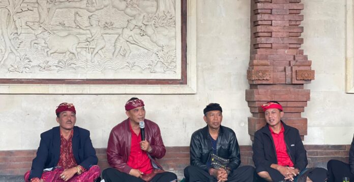 Ketua DPRD Tabanan I Nyoman Arnawa bertemu warga Juwuk Legi di Baturiti untuk mengajak masyarakat menjaga kondusivitas dan menghormati proses hukum kasus Baturiti