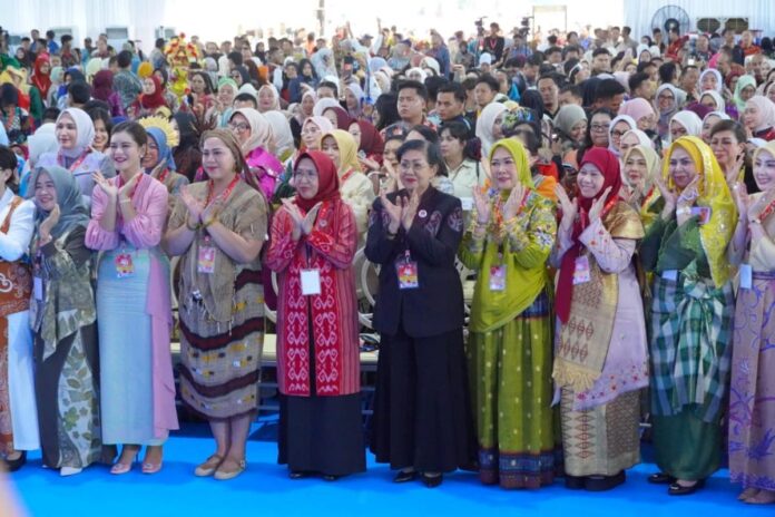 Ketua Dekranasda Bali Ny. Putri Suastini Koster menghadiri Syukuran HUT Ke-46 Dekranas di Trans Studio Mall Makassar