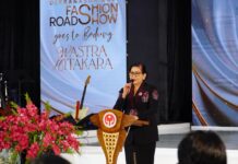 Dekranasda Bali Luncurkan Fashion Road Show, Putri Koster Dorong UMKM dan Desainer Lokal Go Global Ketua Dekranasda Provinsi Bali Putri Koster membuka Dekranasda Bali Fashion Road Show perdana di Balai Budaya Giri Nata Mandala, Puspem Badung, sebagai upaya mempromosikan UMKM, IKM, dan desainer lokal Bali.
