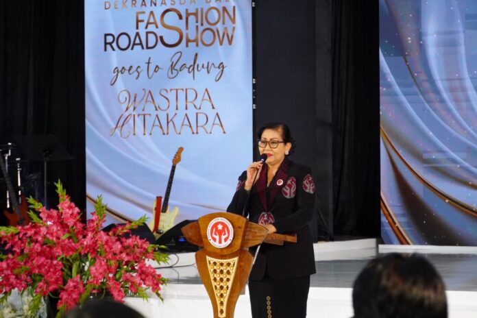 Ketua Dekranasda Provinsi Bali Putri Koster membuka Dekranasda Bali Fashion Road Show perdana di Balai Budaya Giri Nata Mandala, Puspem Badung, sebagai upaya mempromosikan UMKM, IKM, dan desainer lokal Bali.