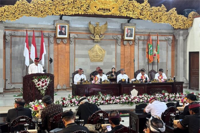Ketua Pansus I DPRD Tabanan I Wayan Lara menyampaikan laporan pembahasan Ranperda RP3KP dan Perlindungan Lingkungan Hidup dalam Rapat Paripurna DPRD Kabupaten Tabanan