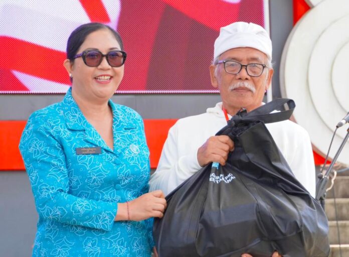 Ketua TP PKK Kabupaten Tabanan Ny. Rai Wahyuni Sanjaya bersama Ketua TP PKK Provinsi Bali Ny. Putri Suastini Koster menghadiri Pasar Rakyat PKK Bali Berbelanja dan Berbagi di Alun-Alun Kota Bangli untuk mendukung UMKM dan ekonomi kerakyatan.
