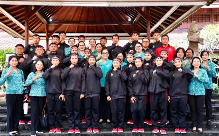 Ketua TP PKK Kabupaten Tabanan Ny. Rai Wahyuni Sanjaya memberikan semangat kepada duta Tabanan yang mengikuti lomba HKG PKK ke-54 Tingkat Provinsi Bali