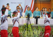 Putri Koster Ajak Pelajar Bali Lestarikan Budaya Lewat HKG PKK ke-54 Ketua TP PKK Provinsi Bali Ny. Putri Suastini Koster membuka Lomba Senam Nangun Sat Kerthi Loka Bali