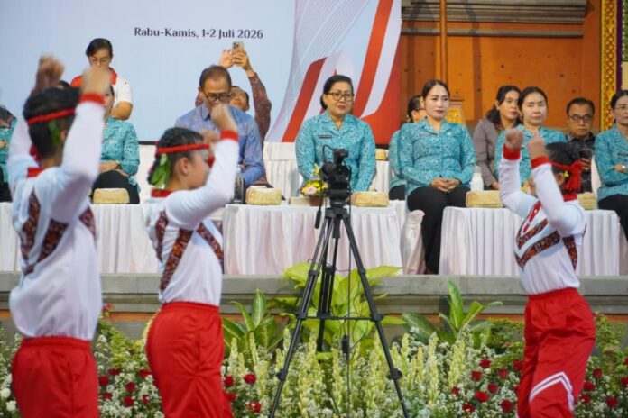 Ketua TP PKK Provinsi Bali Ny. Putri Suastini Koster membuka Lomba Senam Nangun Sat Kerthi Loka Bali