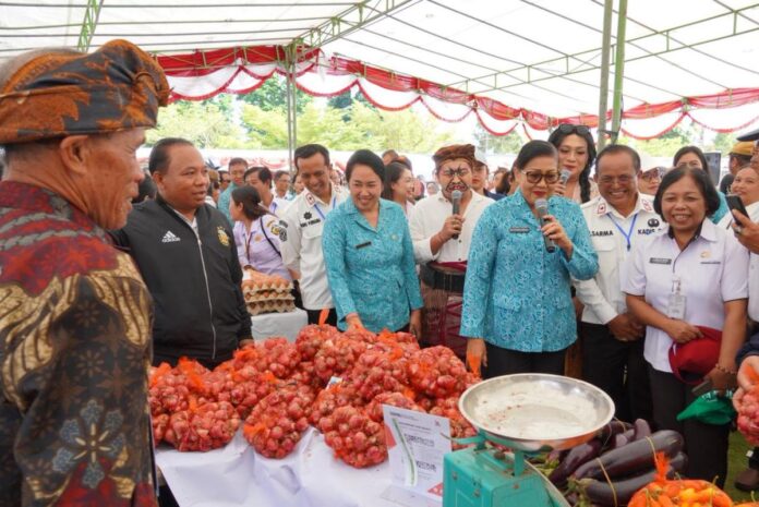 Ketua TP PKK Provinsi Bali Putri Suastini Koster mengunjungi stan UMKM dan menyerahkan bantuan kepada masyarakat dalam Pasar Rakyat Berbelanja dan Berbagi di Alun-Alun Kota Bangli.