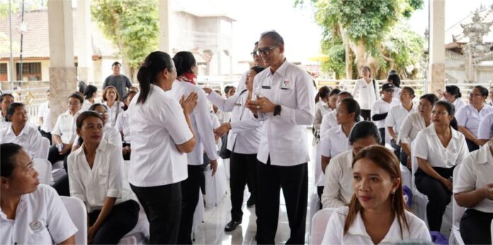 Ketua TP Posyandu Bali Putu Anom Agustina saat sosialisasi transformasi Posyandu dan penyerahan bantuan kepada kader Posyandu di Buleleng