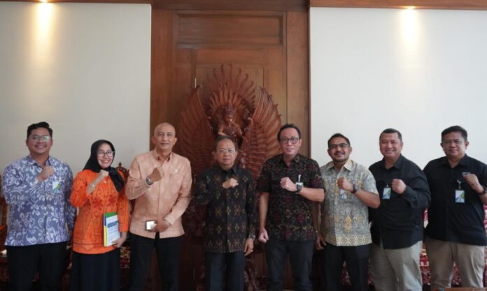 Gubernur Bali Wayan Koster bersama Kepala BPJS Ketenagakerjaan membahas jaminan sosial bagi rohaniawan di Bali