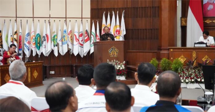 Gubernur Bali Wayan Koster saat membuka Rakerprov KONI Bali 2026 dan menyampaikan target Bali masuk lima besar PON 2028.