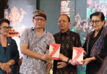 Koster Hadiri Bedah Buku Rocky Gerung, Ajak Generasi Z Rawat Semangat Marhaenisme di Era Digital Gubernur Bali Wayan Koster saat menghadiri bedah buku Marhaenisme karya Rocky Gerung di Universitas Mahasaraswati Denpasar
