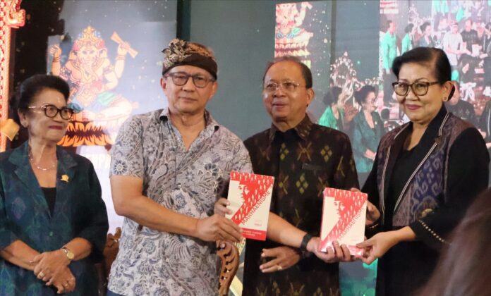 Gubernur Bali Wayan Koster saat menghadiri bedah buku Marhaenisme karya Rocky Gerung di Universitas Mahasaraswati Denpasar